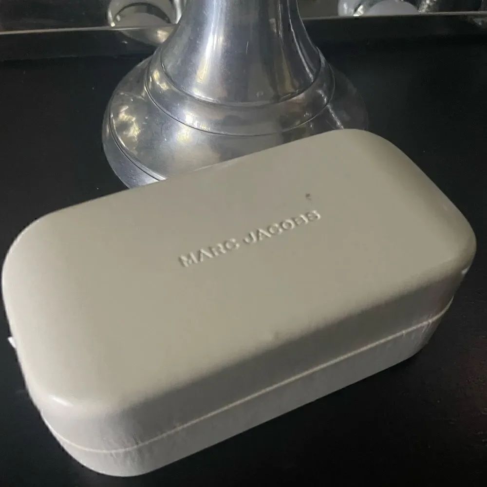 Marc Jacobs  white oversized sunglasses case 
NWOt(some dents on faux leather